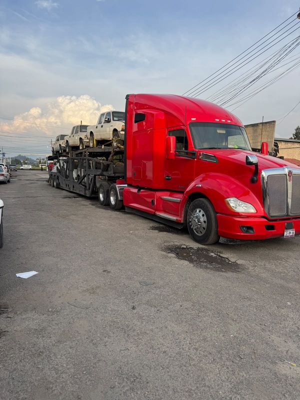 Tractocamión AVENDAÑO TRUCKING con remolque portavehículos cargado